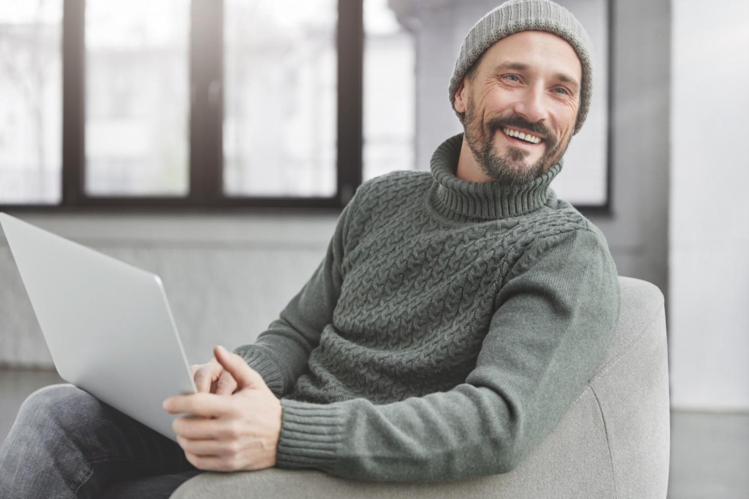 Profesionales trabajando en conceptos de comunicación financiera